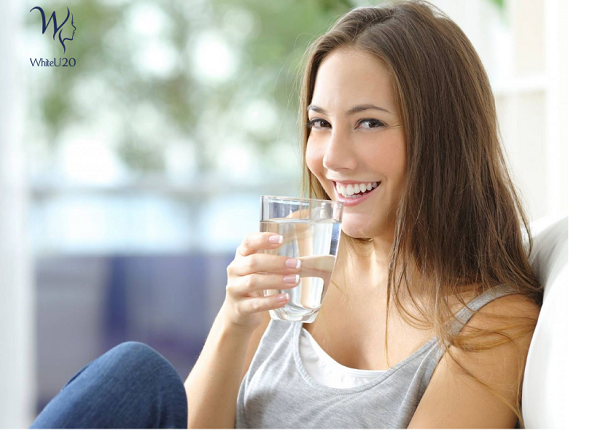 Uống đủ nước hàng ngày sẽ giúp đào thải độc tố và dưỡng da được mềm mịn tự nhiên.